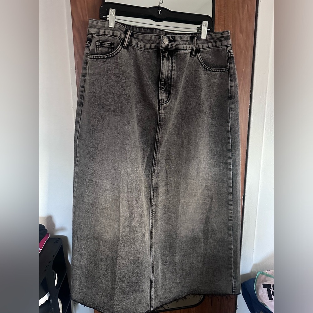 NEVER WORN MAXI GREY DENIM SKIRT W/ FRAYED HEM
